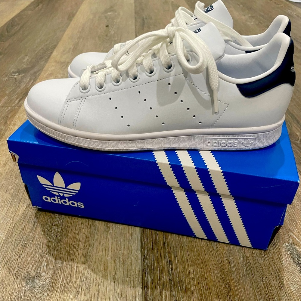 NWT Stan Smith Adidas W Size 7 Navy and White
